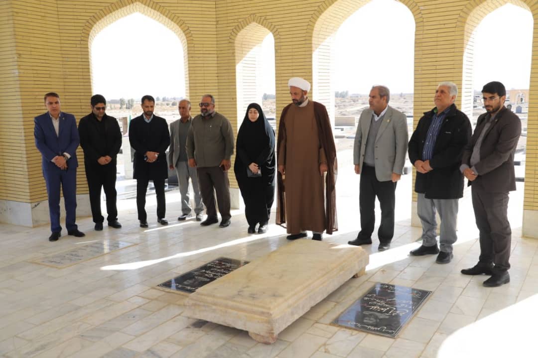 تجدید میثاق جمعی از مدیران پژوهشگاه و دانشگاه زابل با آرمان‌های شهدا در سالروز شهادت شهید حاج قاسم سلیمانی در مزار شهیدان میرحسینی در جزینک، زهک