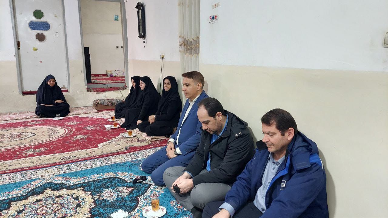 حضور سرپرست پژوهشگاه زابل به مناسبت میلاد حضرت علی(ع) و روز پدر در منزل یکی از کارکنان فقید پژوهشگاه